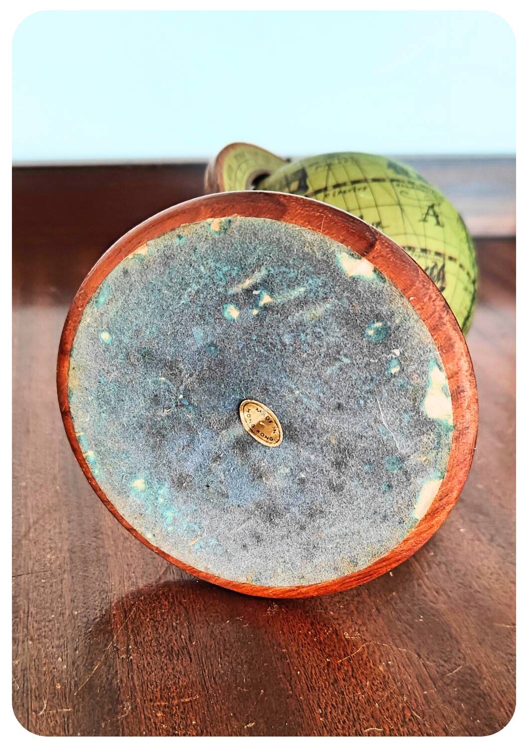 Globe terrestre en bois vintage