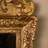 Miroir régence en bois sculpté doré début XVIIIème siècle
