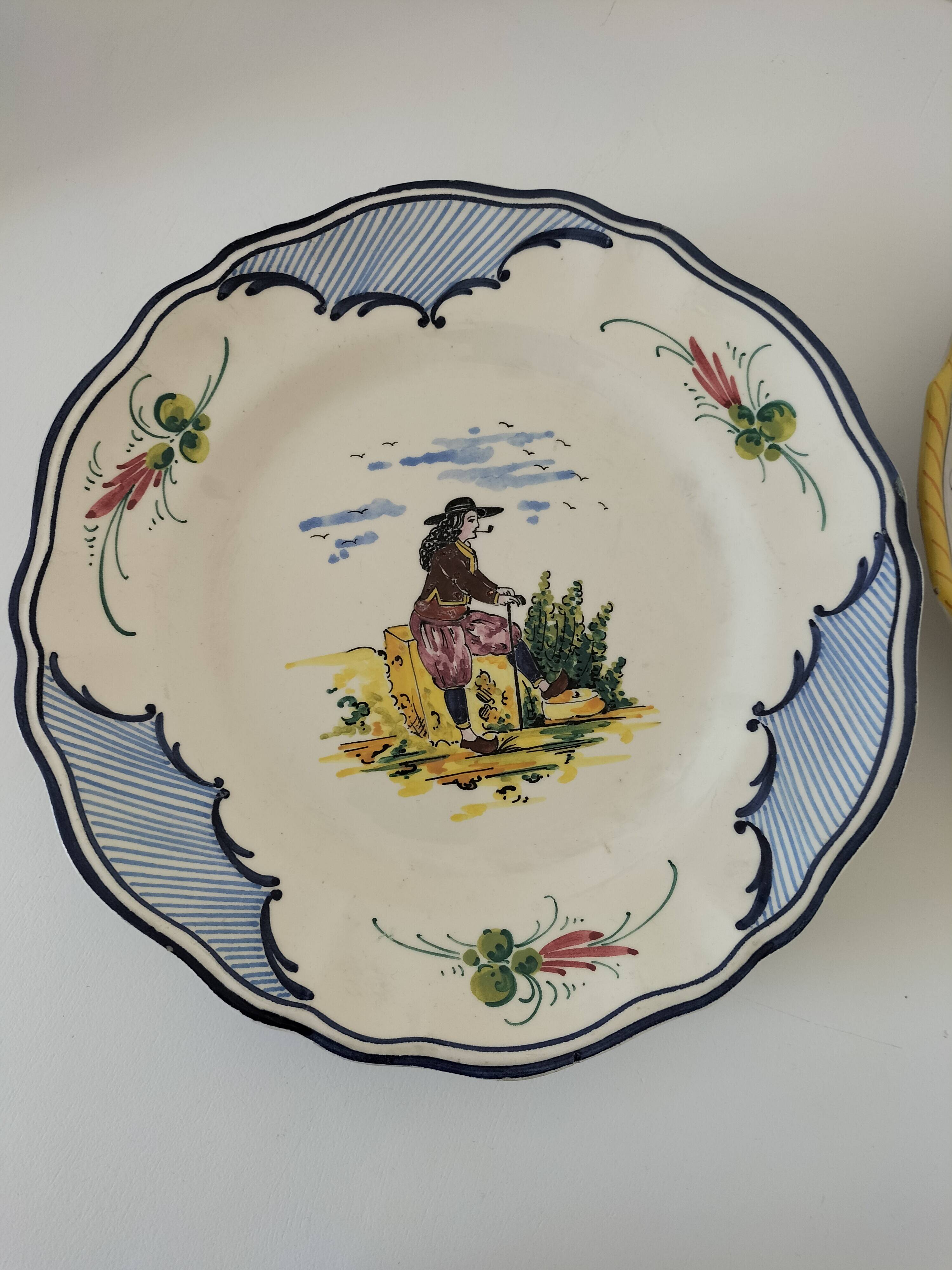 4 hand-painted earthenware plates in a holiday home style