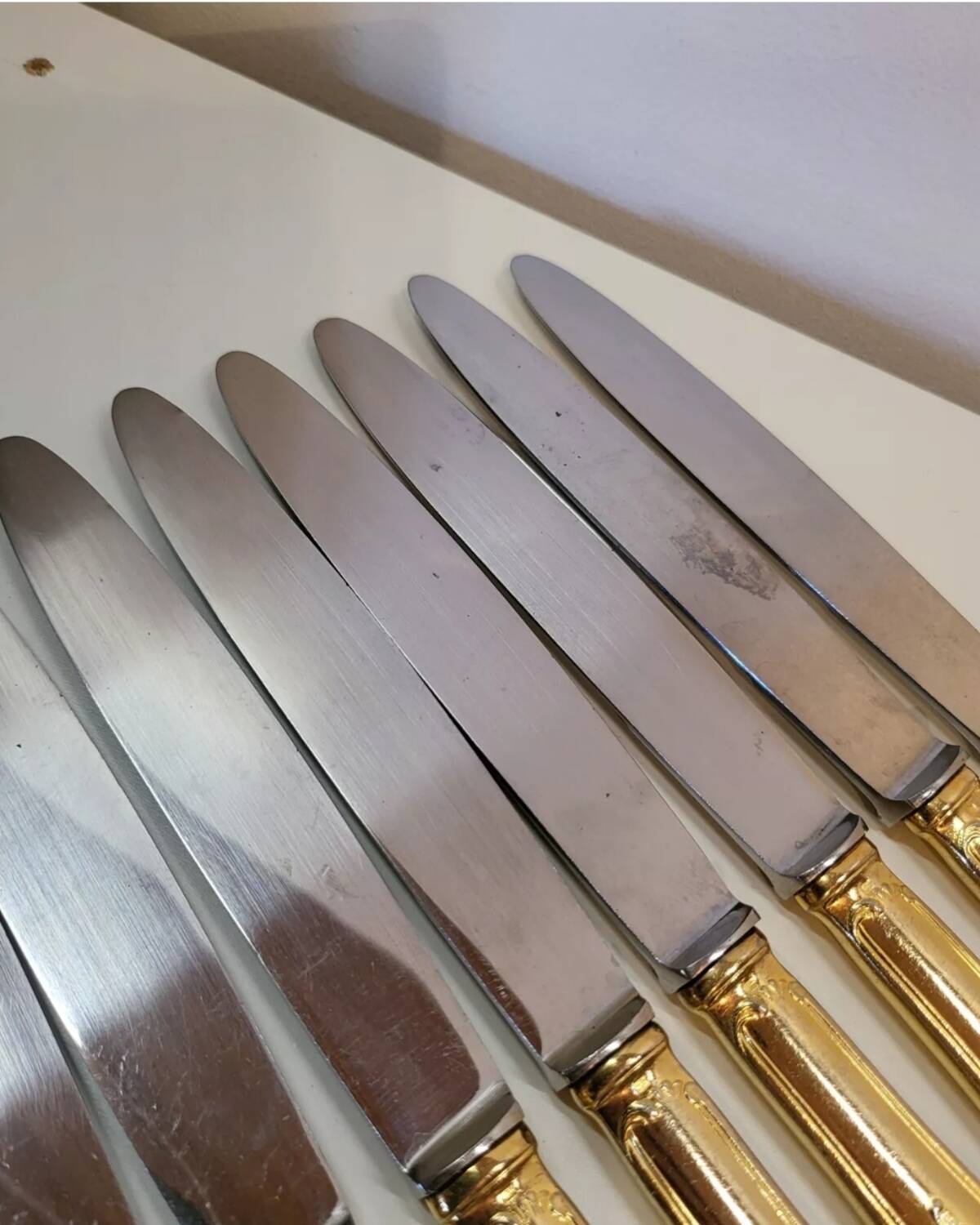 12 Couteaux de Table en Métal Doré