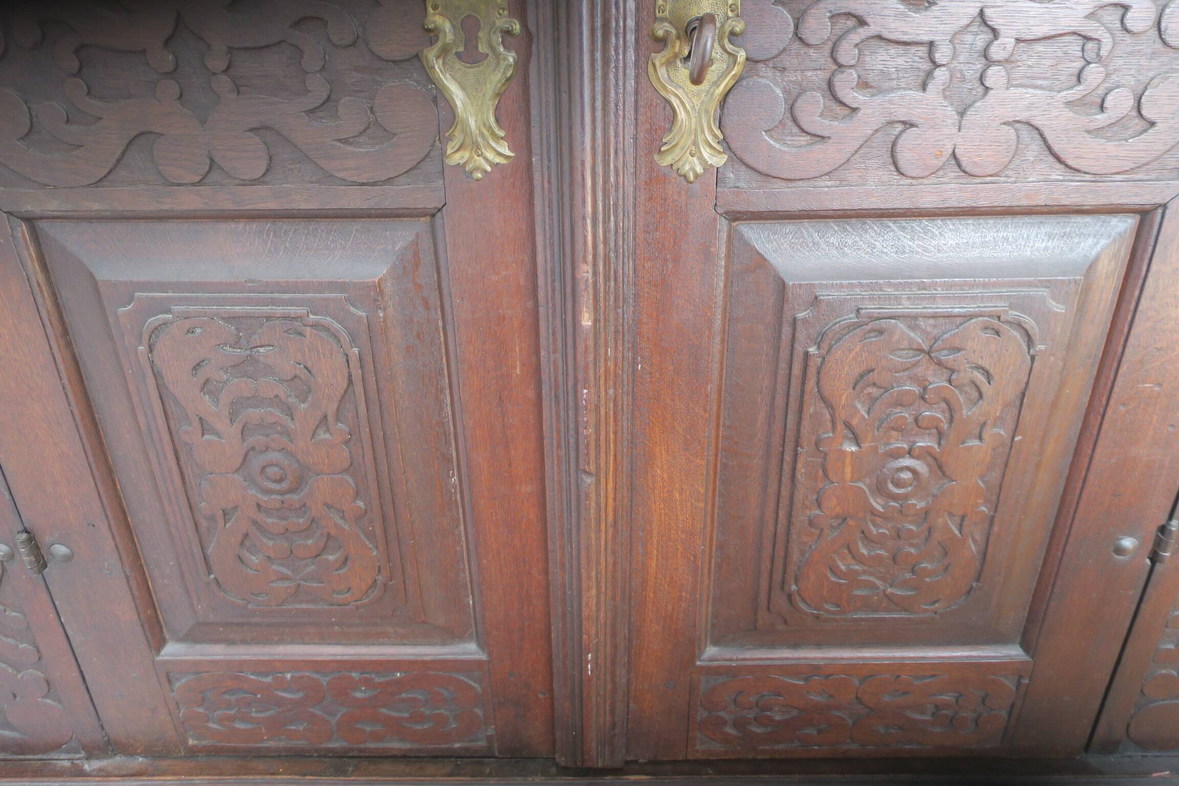 Armoire de ferme en chêne sculpté antique, 1780