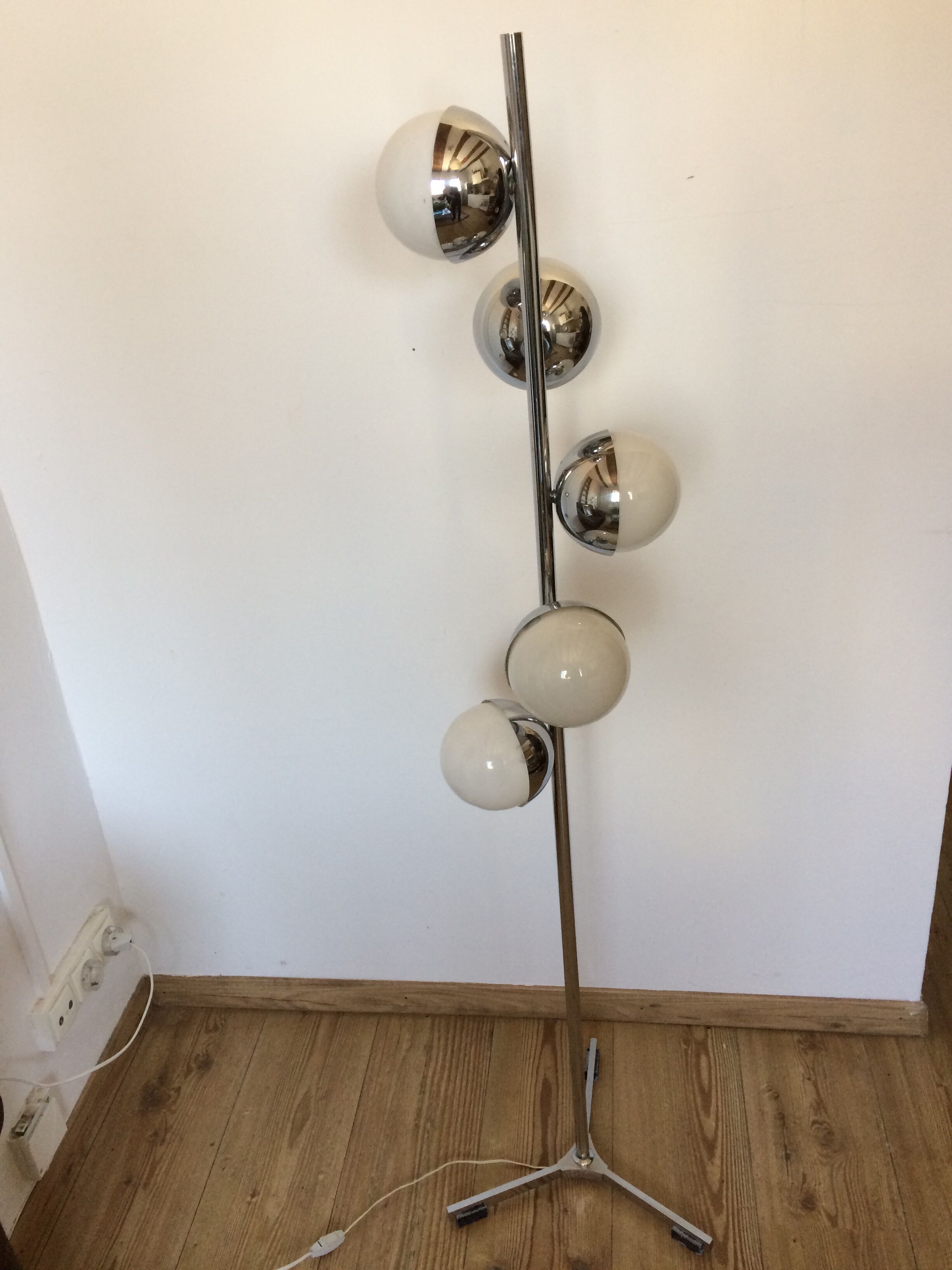Lampadaire spirale chromé, design 70