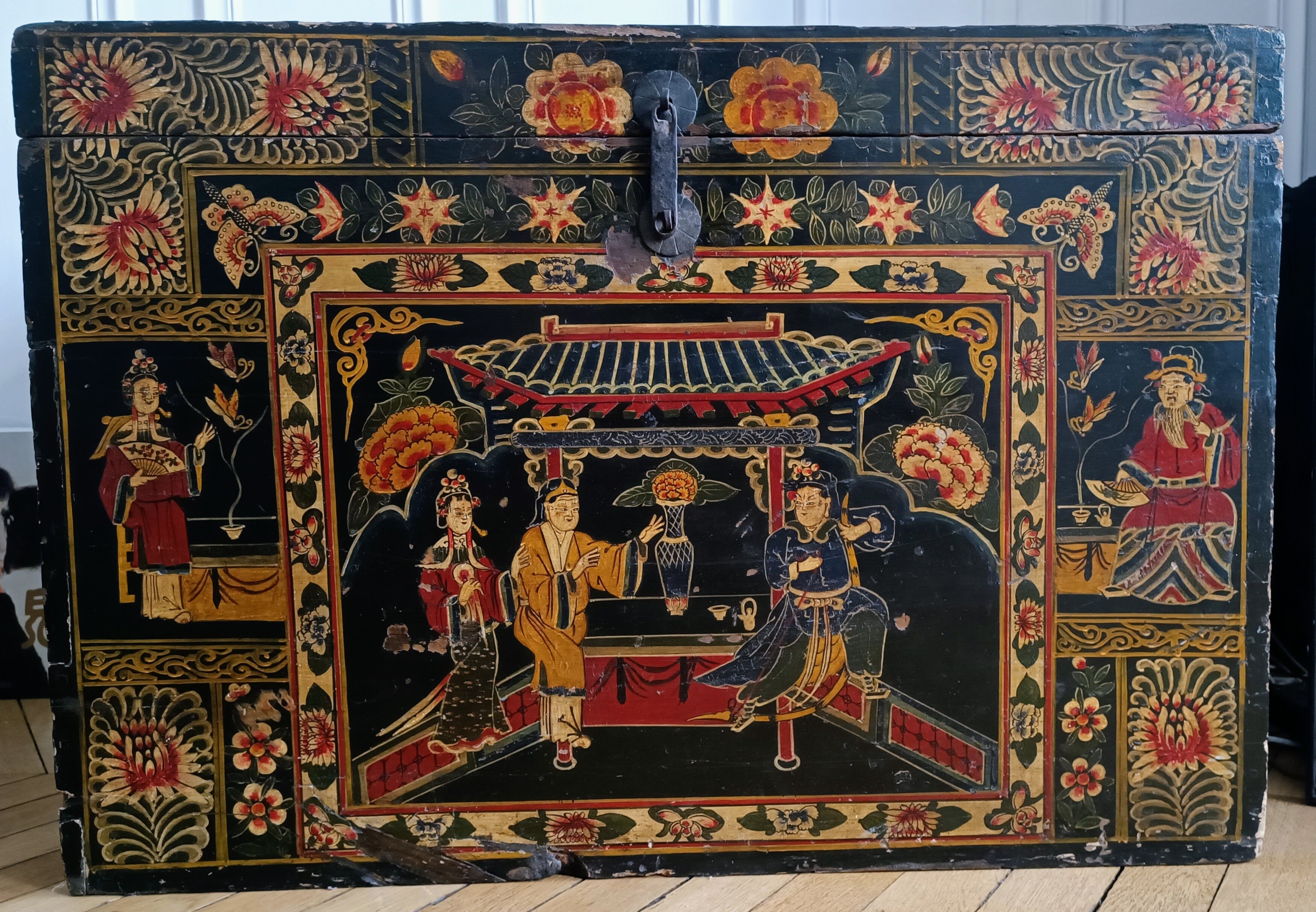 Coffre chinois d'Opéra - fleurs papillons et Mandarins
