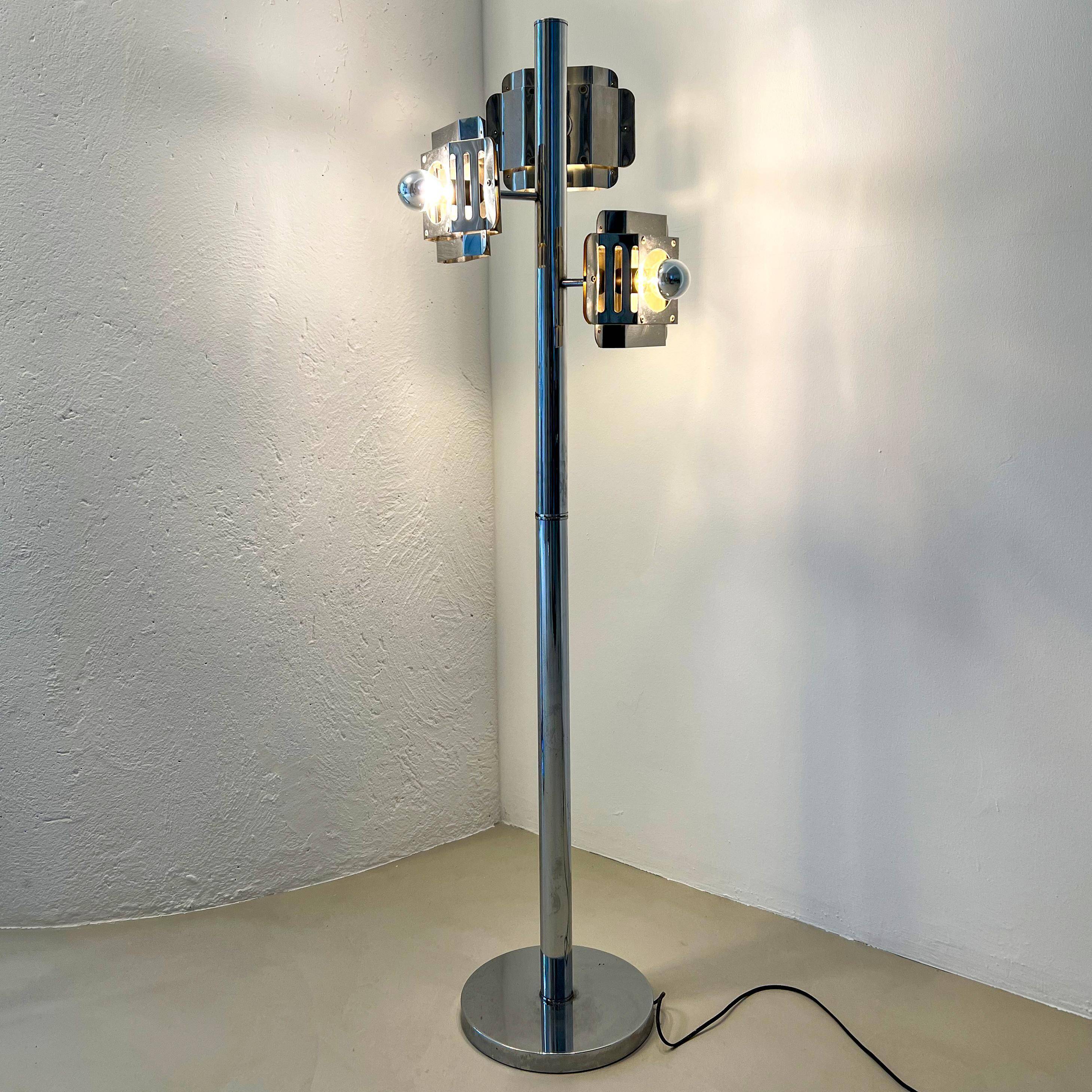Lampadaire  en métal chromé, avec des abat-jours élaborés.