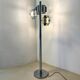 Lampadaire  en métal chromé, avec des abat-jours élaborés.