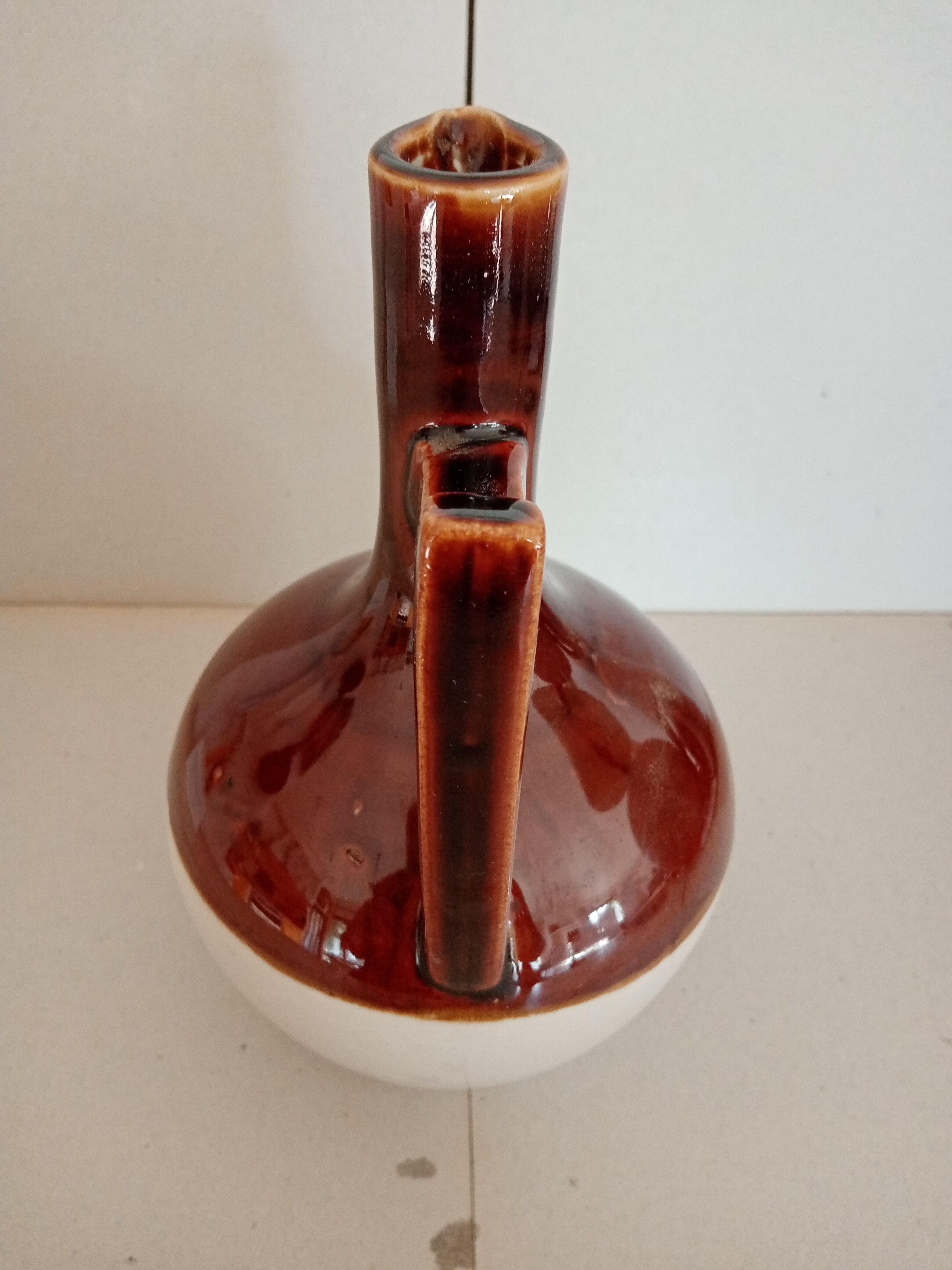 Enamelled pitcher with bicolor collar