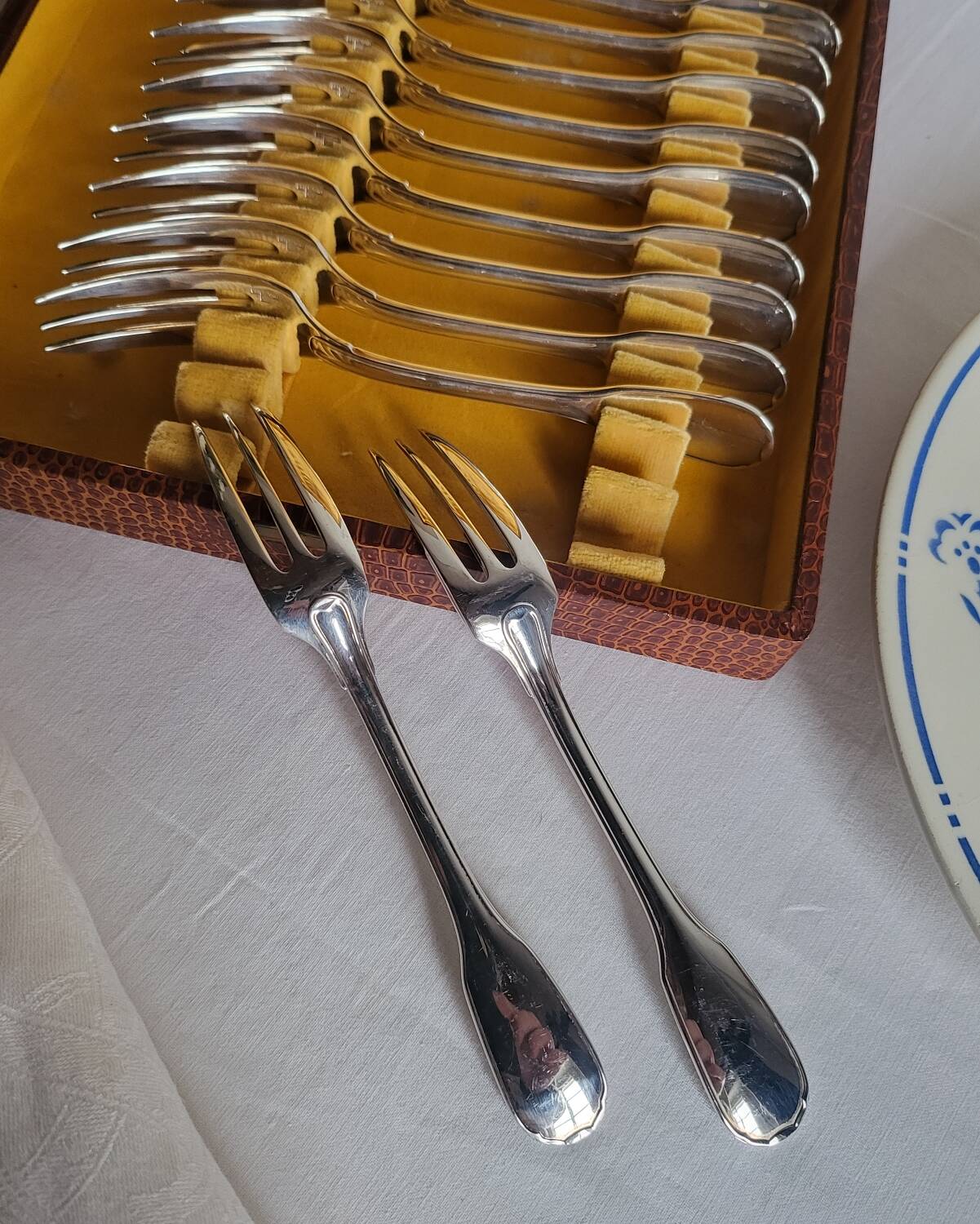 12 Christofle Versailles model cake forks in silver-plated metal.