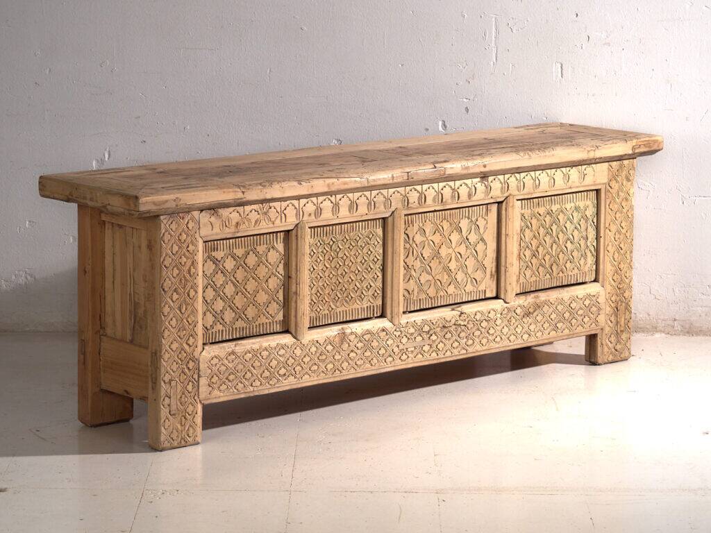 Buffet bas ancien sculpté en bois de sapin – Chine, vers 1900