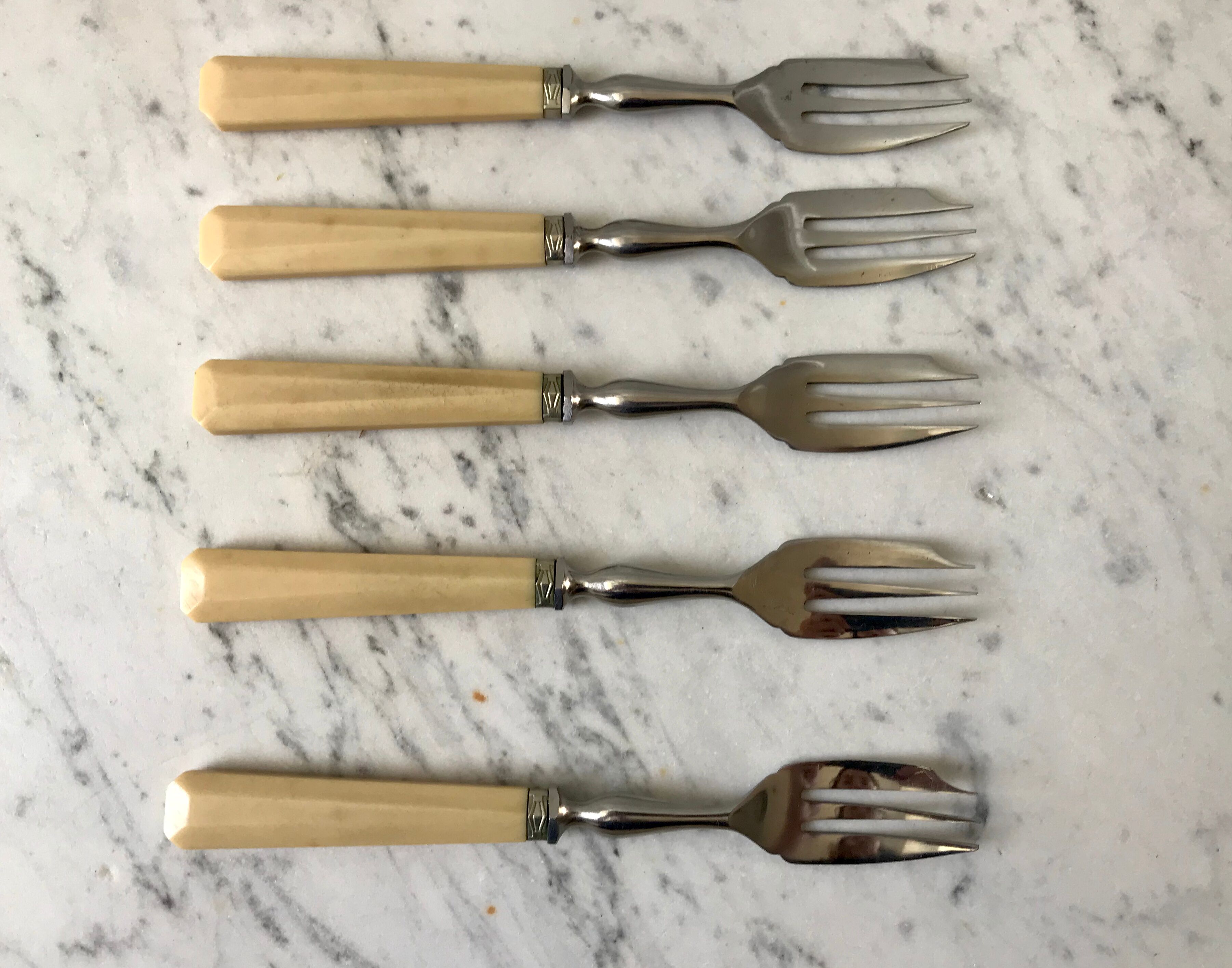 Set of 5 dessert forks with three peaks in Bakelite 50s-60s