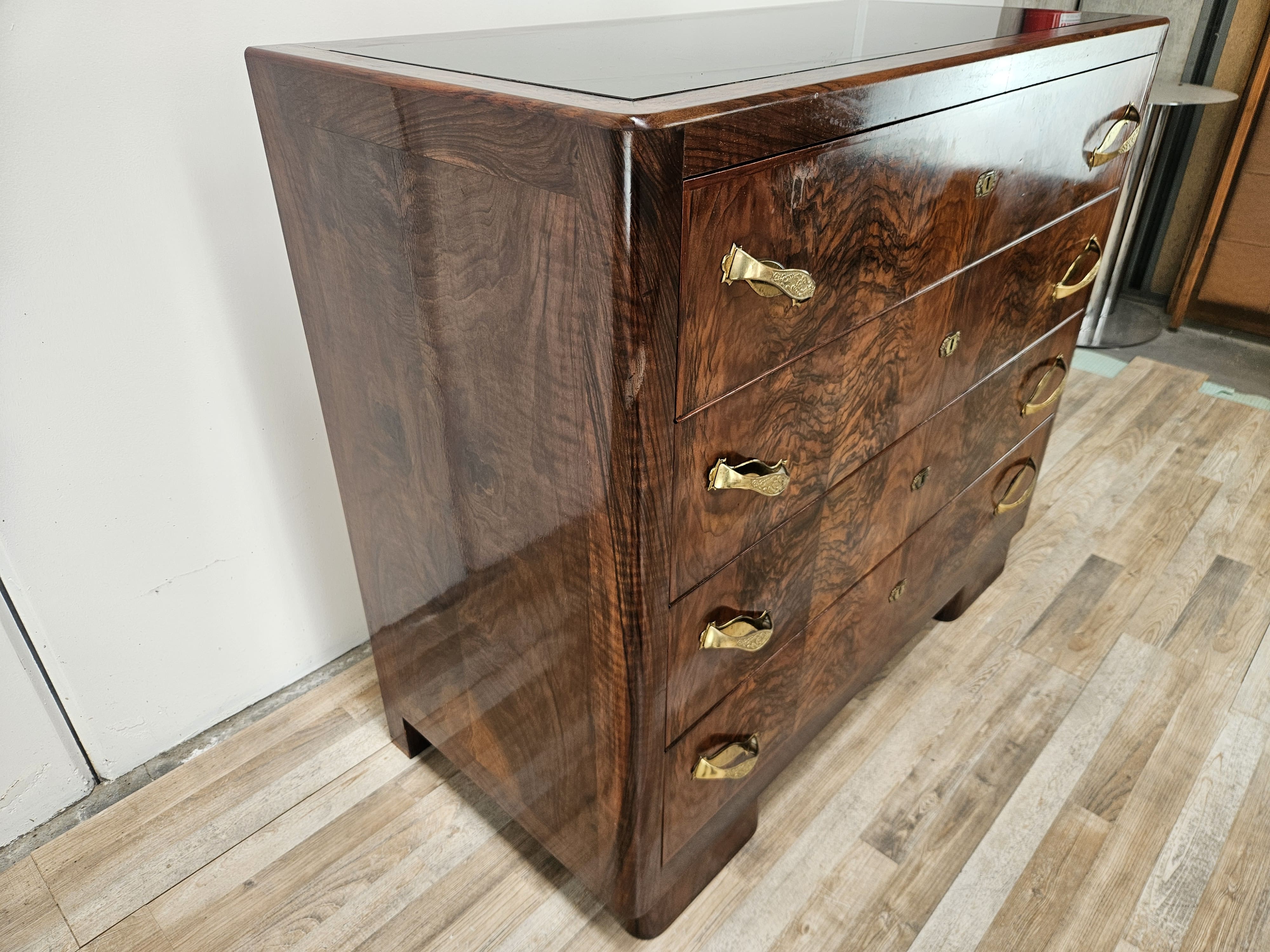 1940s Art Decò chest of drawers in walnut burl with black glass top