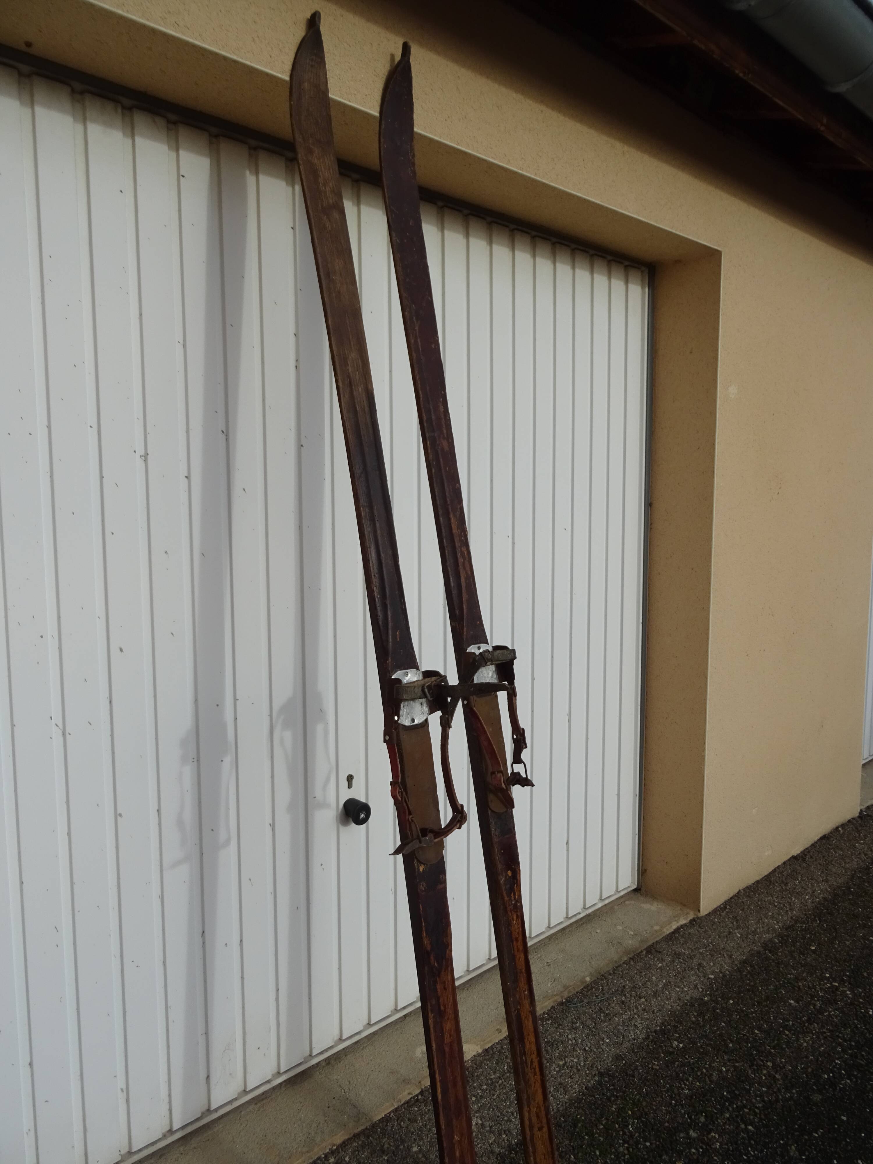 Ancienne paire de skis en bois l'Alpestre