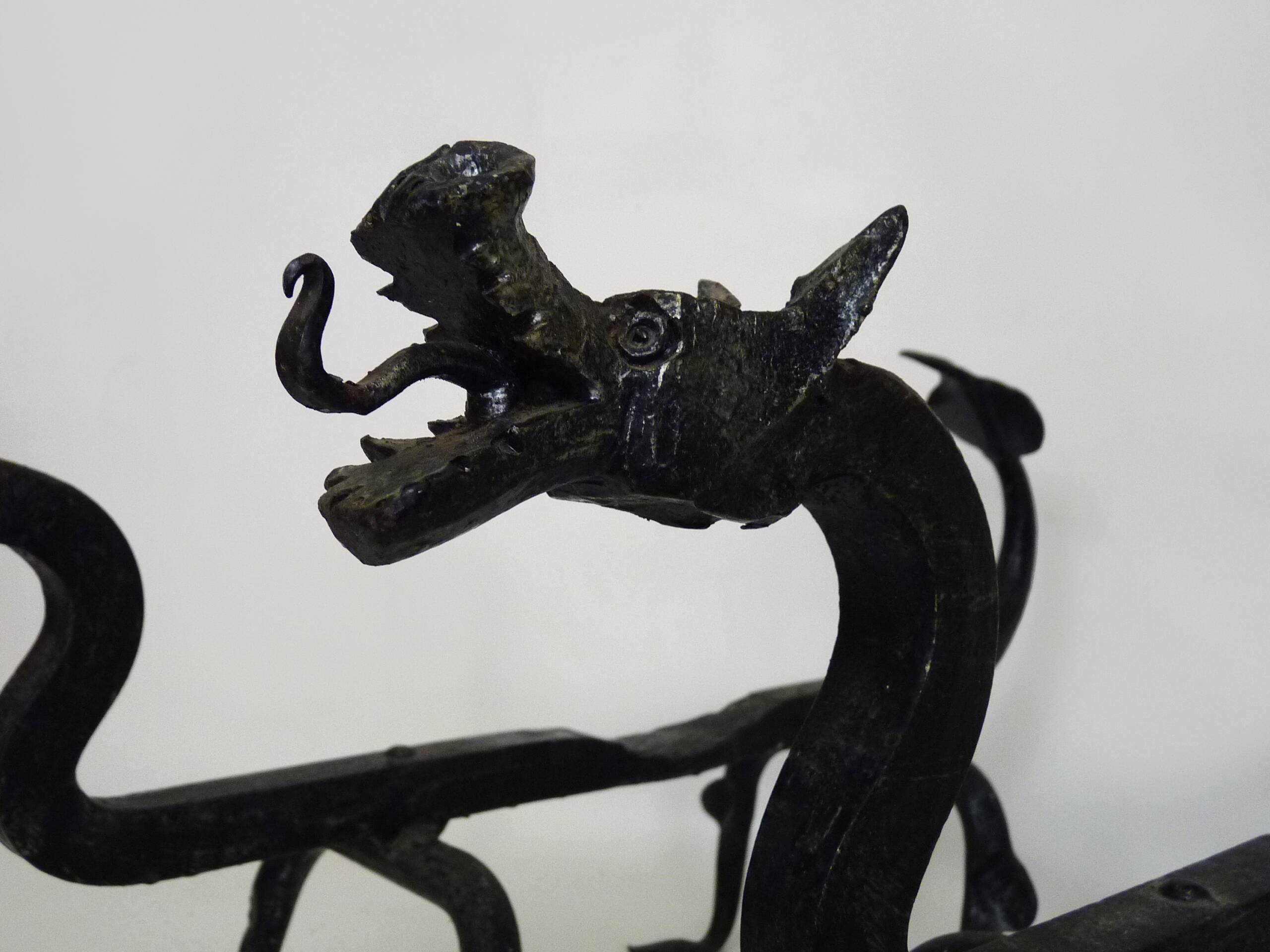 Paire de chenets de cheminée aux dragons en fer forgé