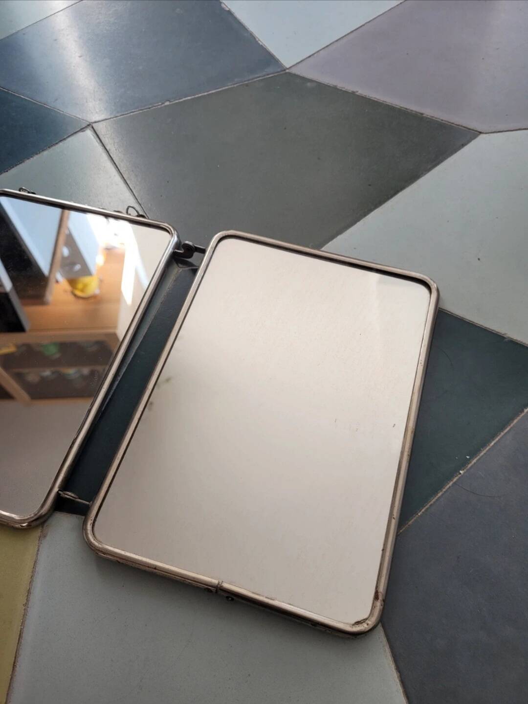 Barber's triptych mirror