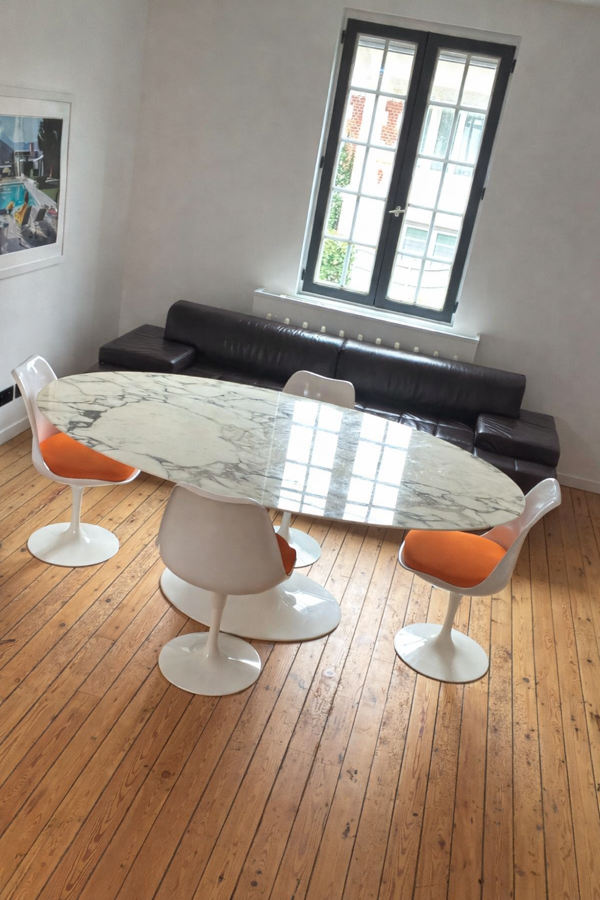 Table Saarinen Knoll marbre ovale et 4 chaises Tulip — ensemble certifi
