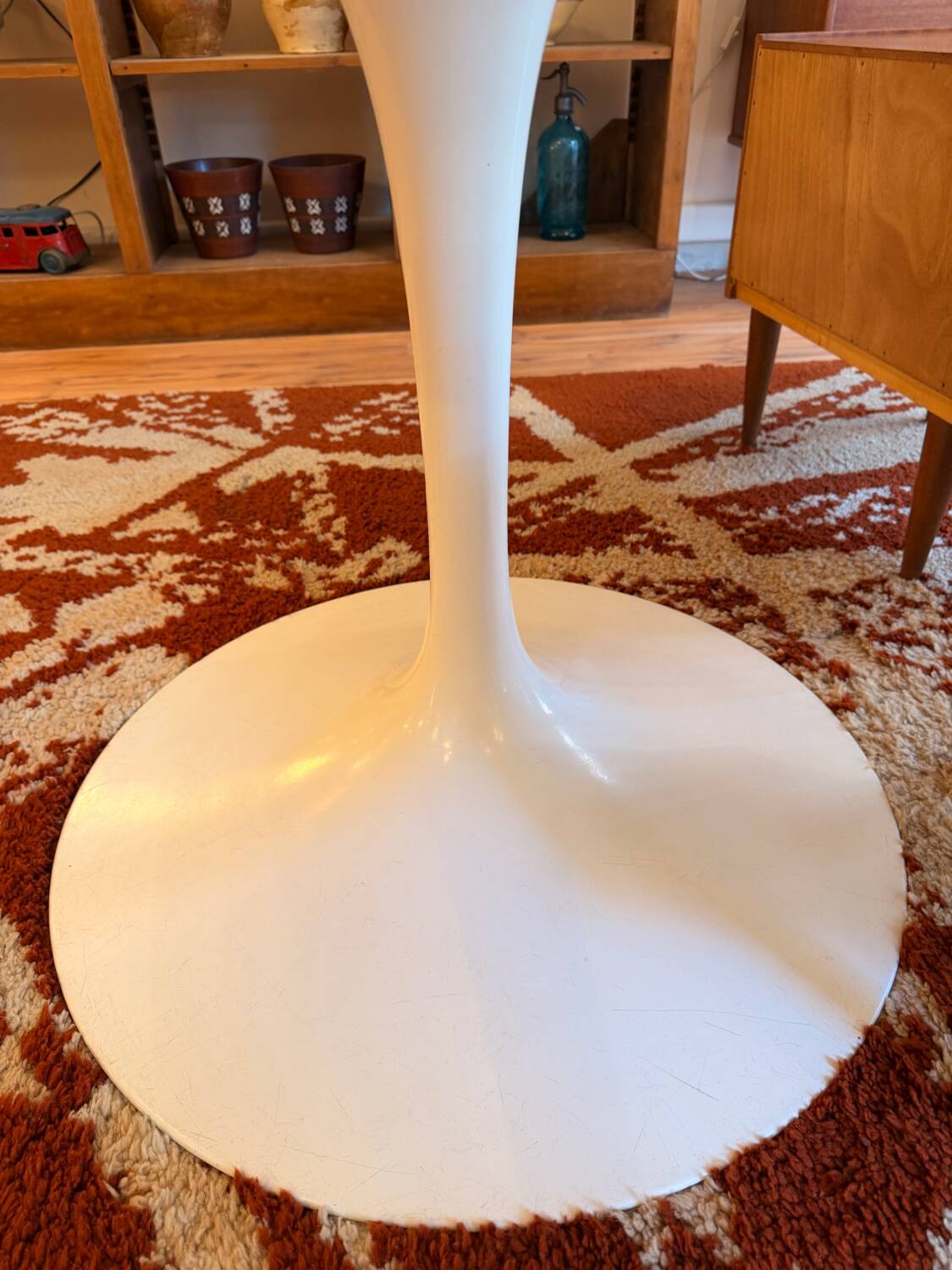 Grande table tulipe années 60, plateau en marbre de Carrare