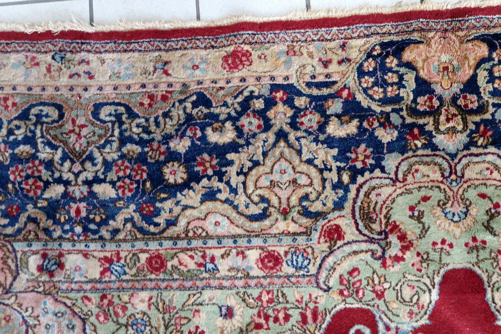 Antique 1920s Persian Kerman rug, floral medallion, red field, 273cm x 362cm