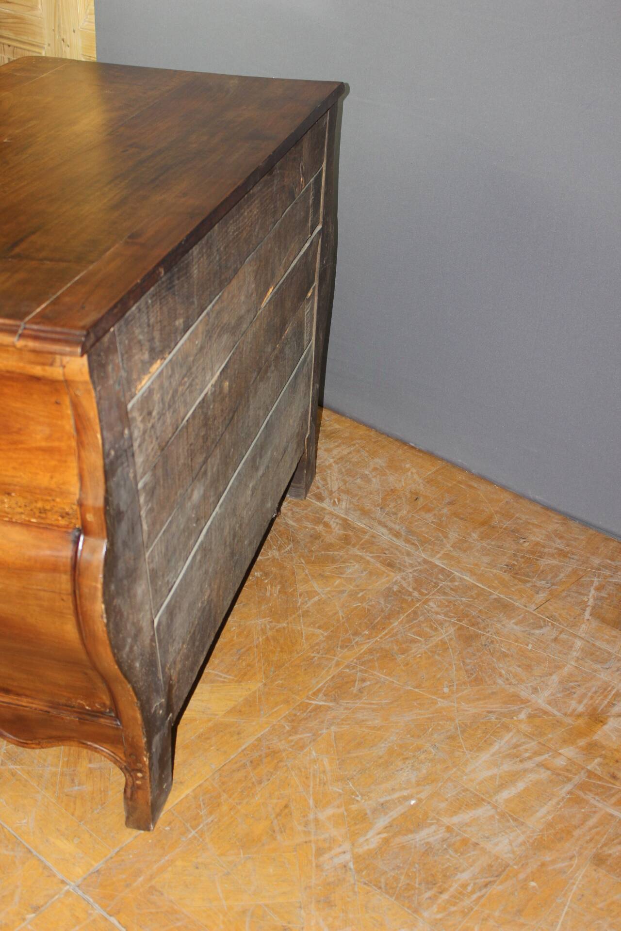 Bordeaux Tomb Commode in Walnut, 18th Century