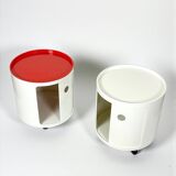 Paire de vélos Kartell Componibili des années 70 sur roulettes, coloris blanc cassé et corail.