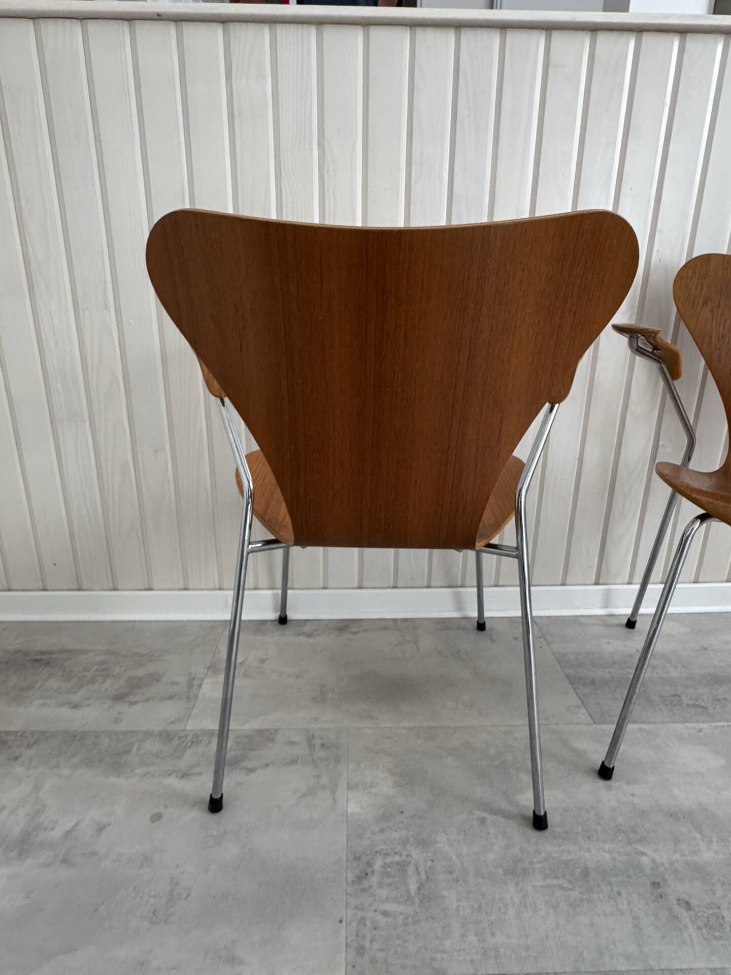 2 Series 7 chairs with armrests (3207) by Arne Jacobsen – Fritz Hansen