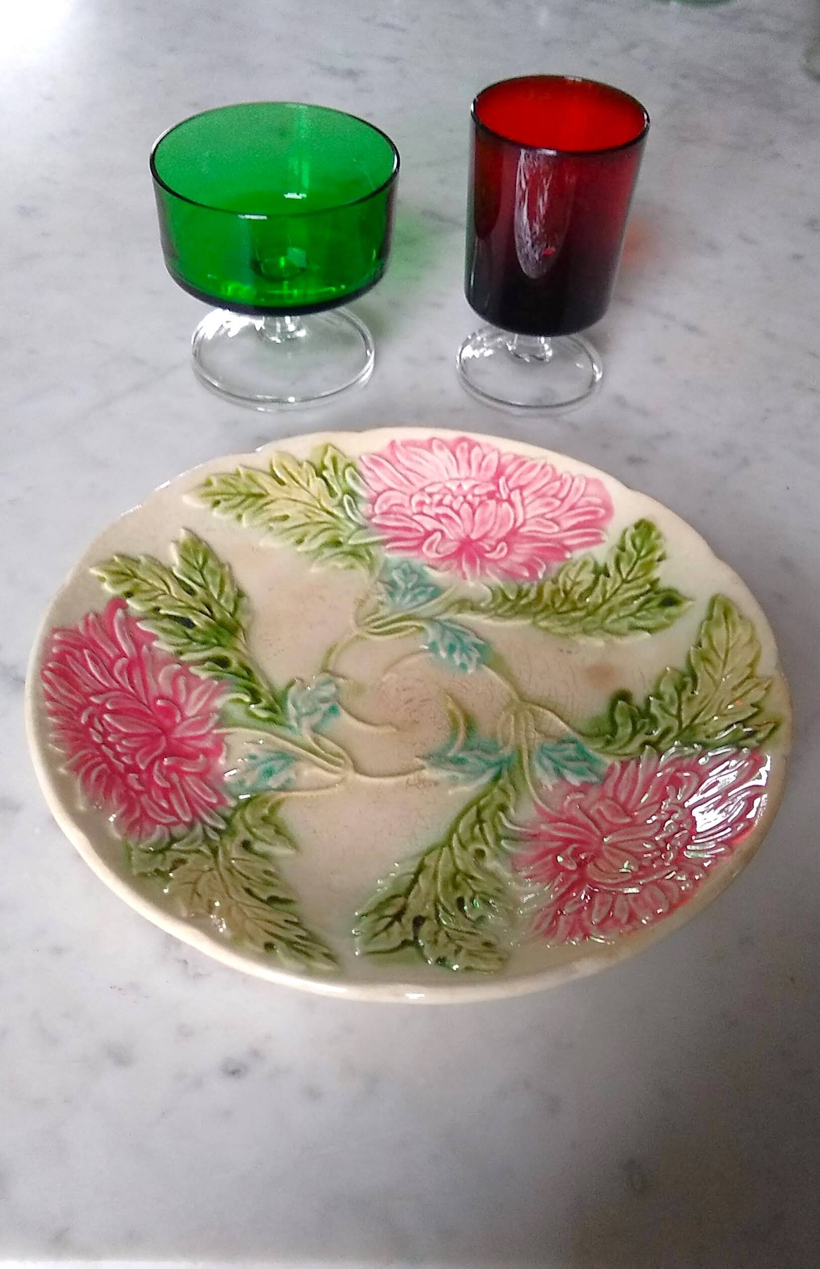 Old flat slip plate from Onnaing with floral decoration