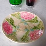 Assiette ancienne plate en barbotine de Onnaing au décor fleuri