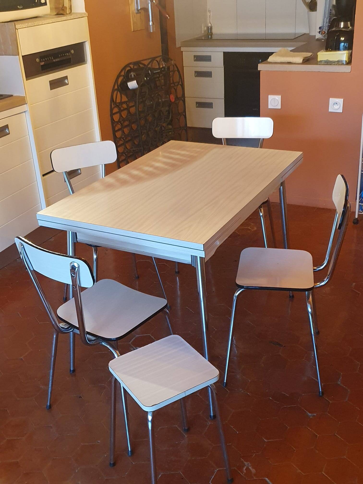 Table formica blanche et 4 chaises + 2 tabourets