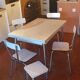 Table formica blanche et 4 chaises + 2 tabourets