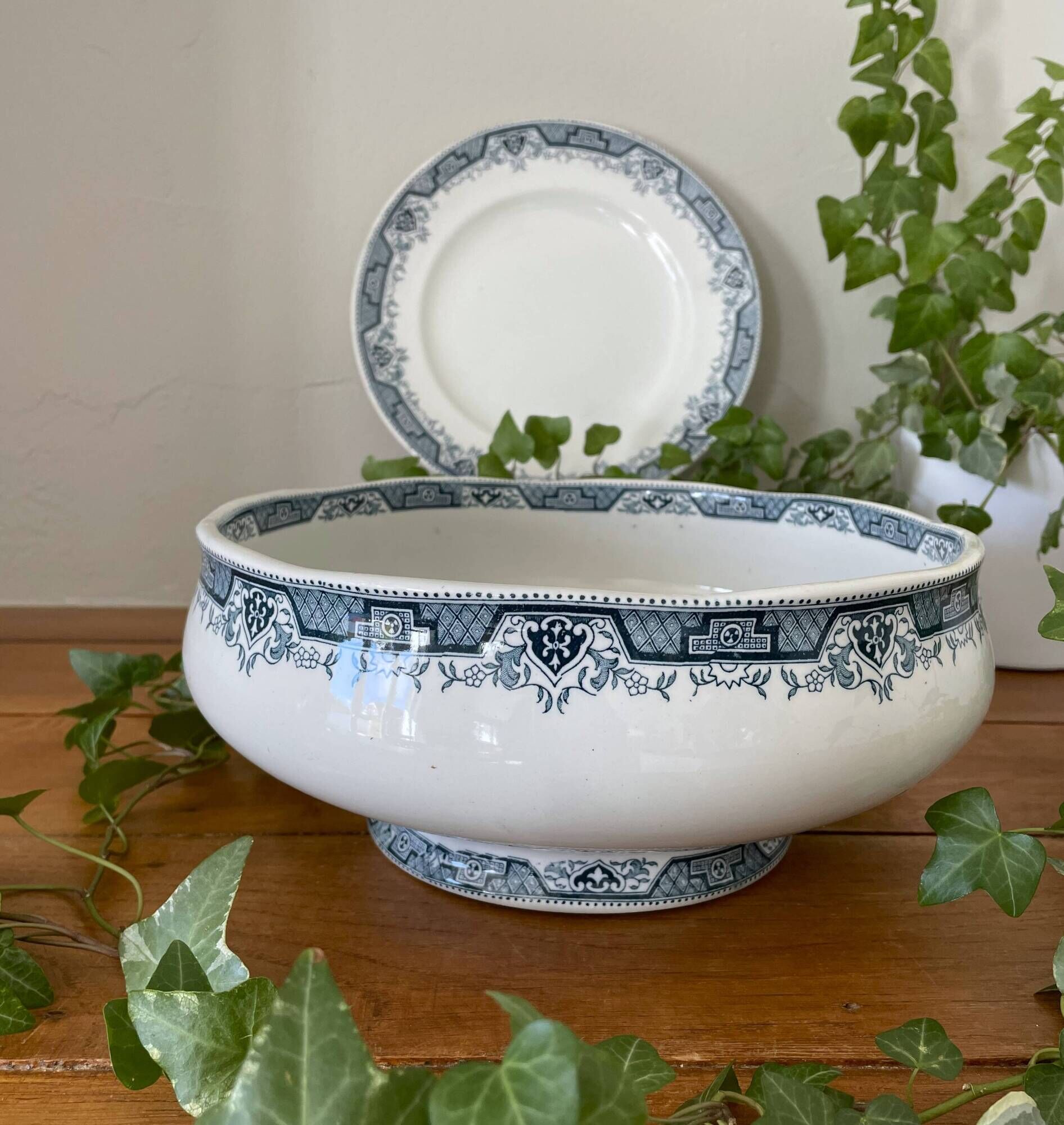 Antique footed bowl in Saint-Amand earthenware (Nord)