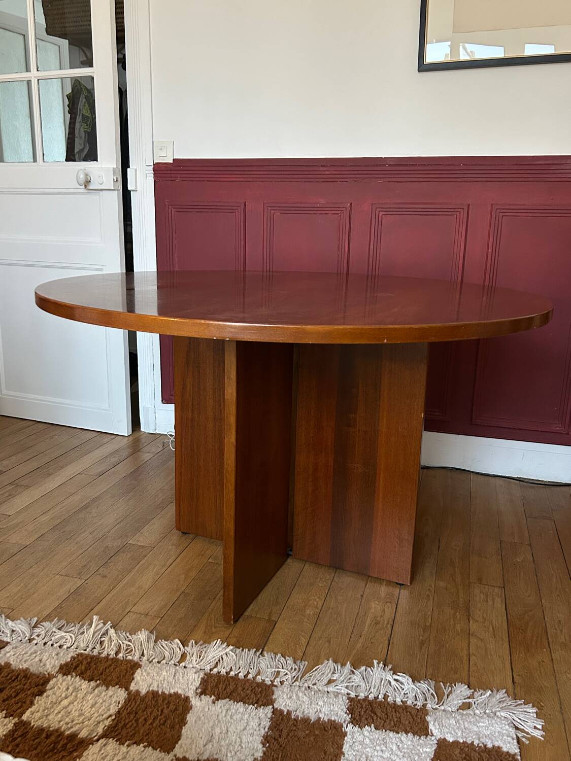 Table ronde en bois verni