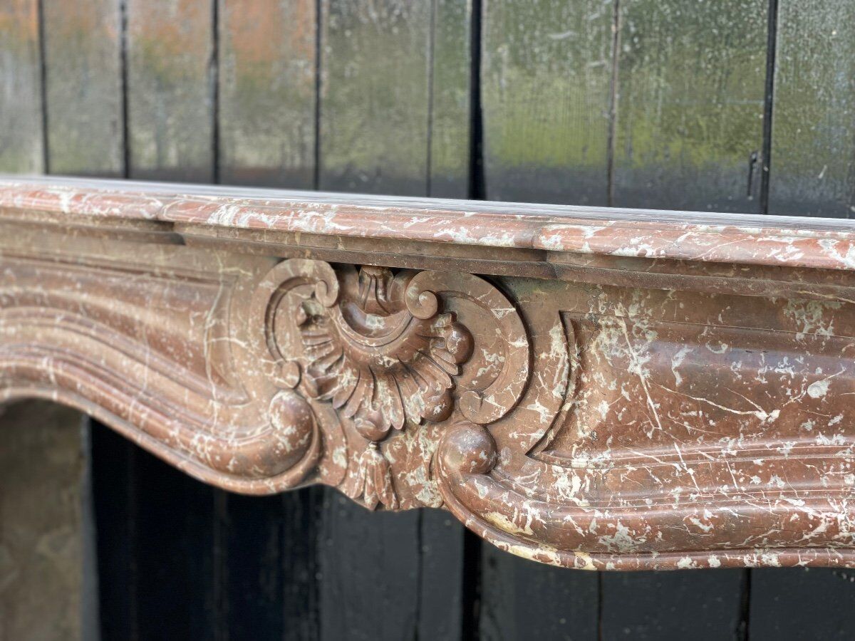 Fireplace in rancid marble around 1880