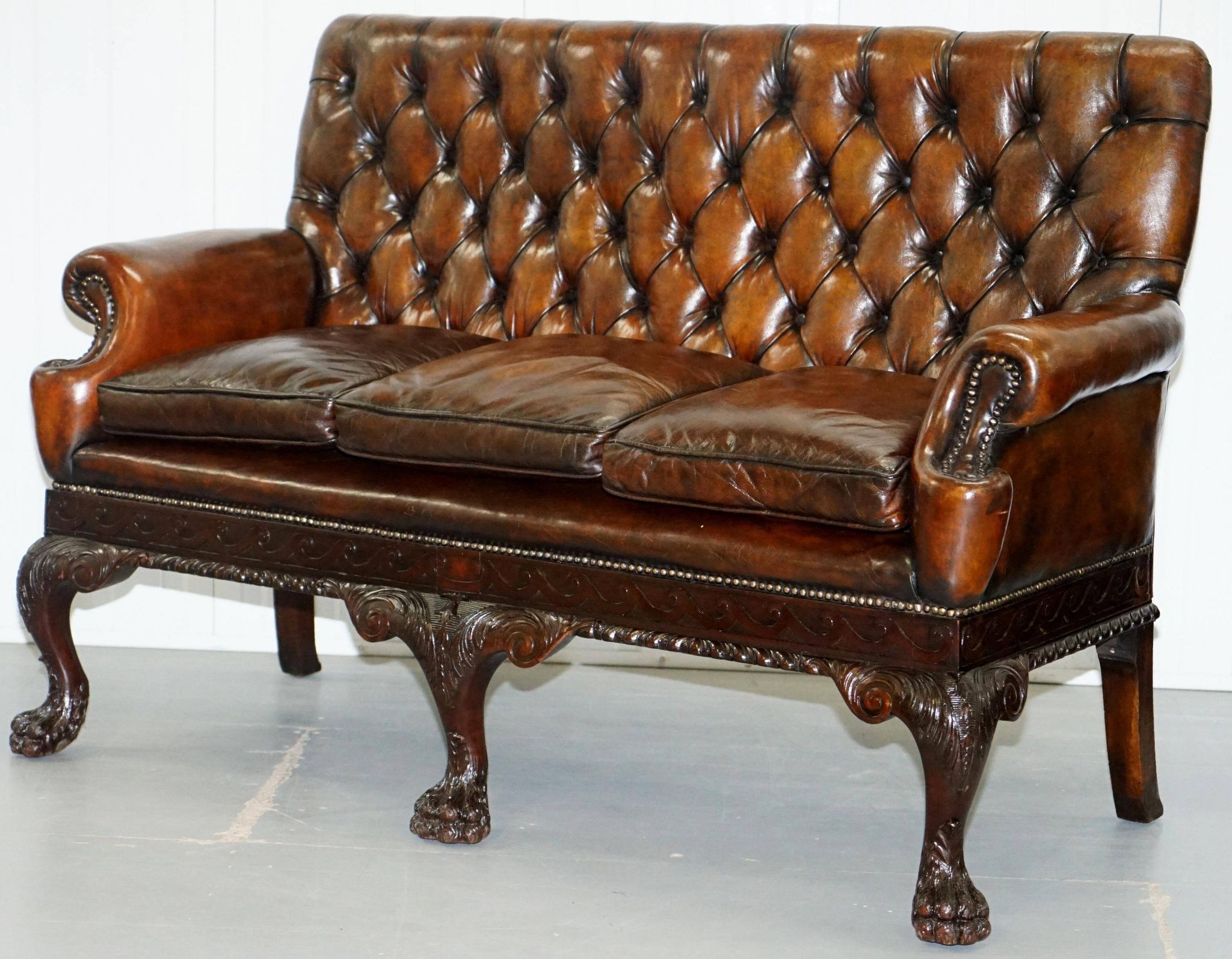 Chesterfield leather canapé in Georgian style with lion paw carved feet.