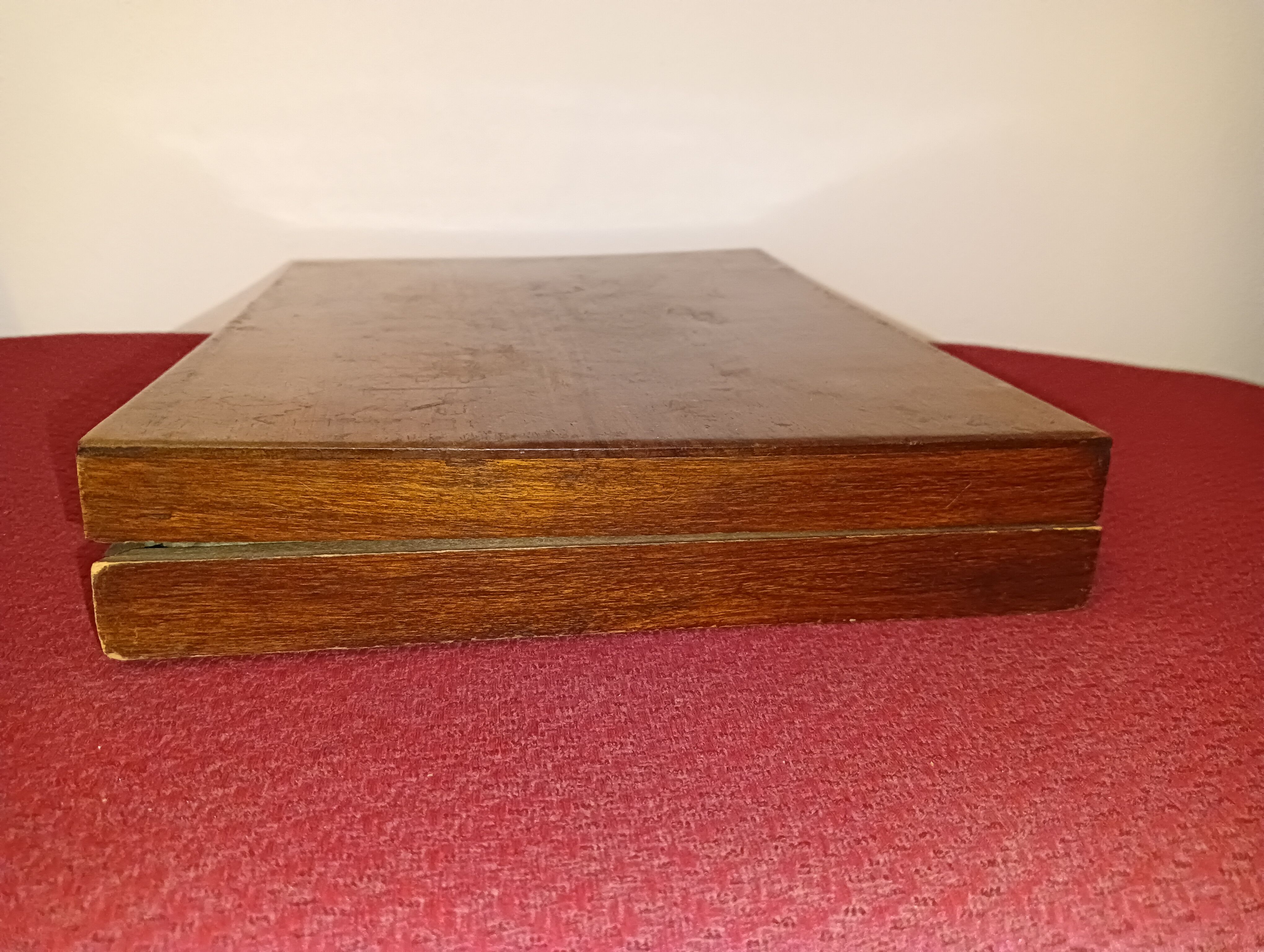 Old mahogany game box with bone tokens, XIXth century