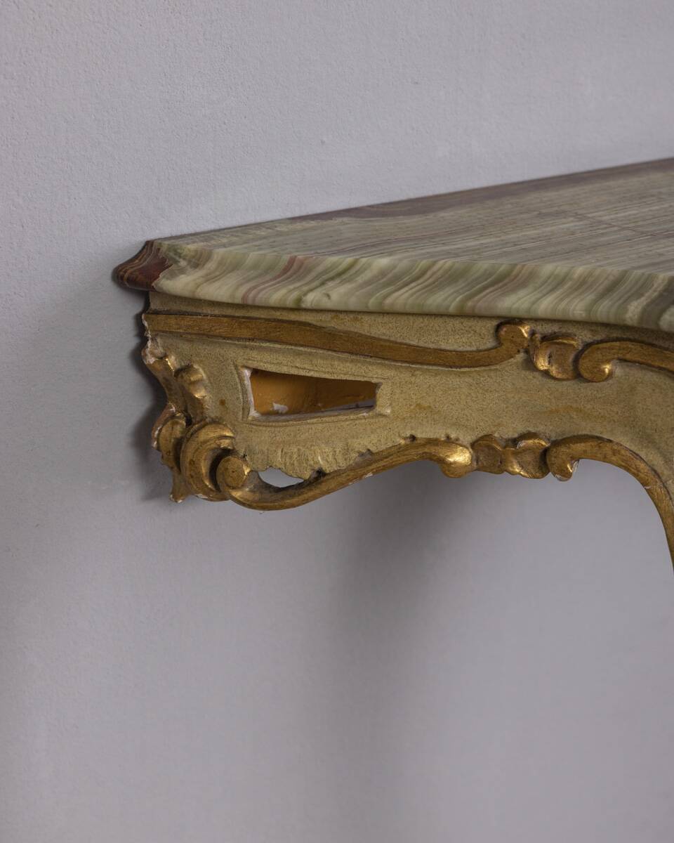 EARLY 20TH CENTURY BAROQUE-STYLE GOLDEN WOOD AND ONYX WALL CONSOLE TABLE