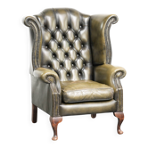 Fauteuil à oreilles Chesterfield en cuir vert au style anglais, plein de caractère.