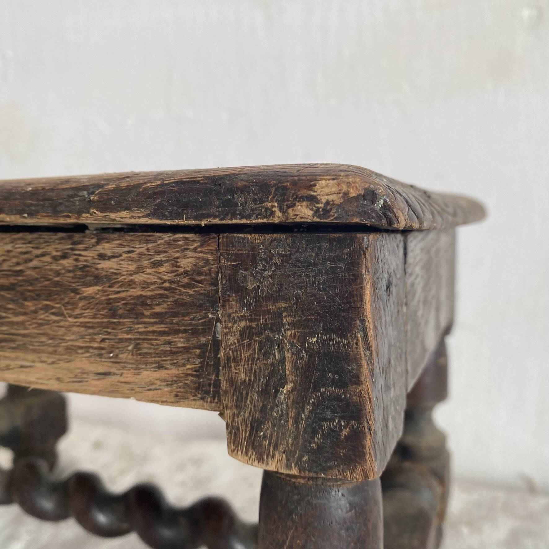 Tabouret bas ancien brodeuse en bois tourné