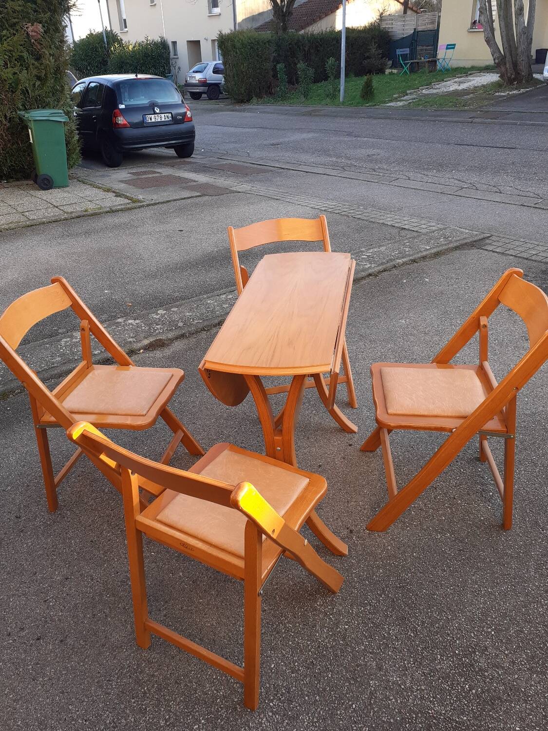“Space saving” dining set