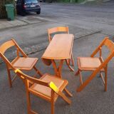 “Space saving” dining set