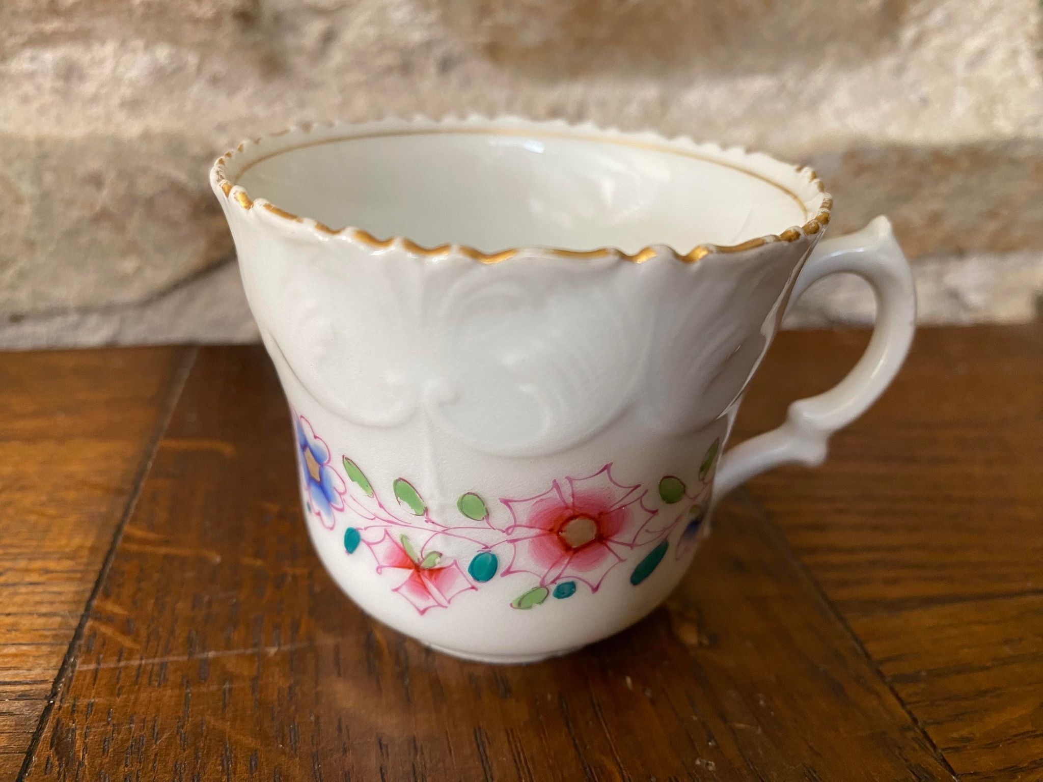 Porcelain cup with chiseled and gilded rim