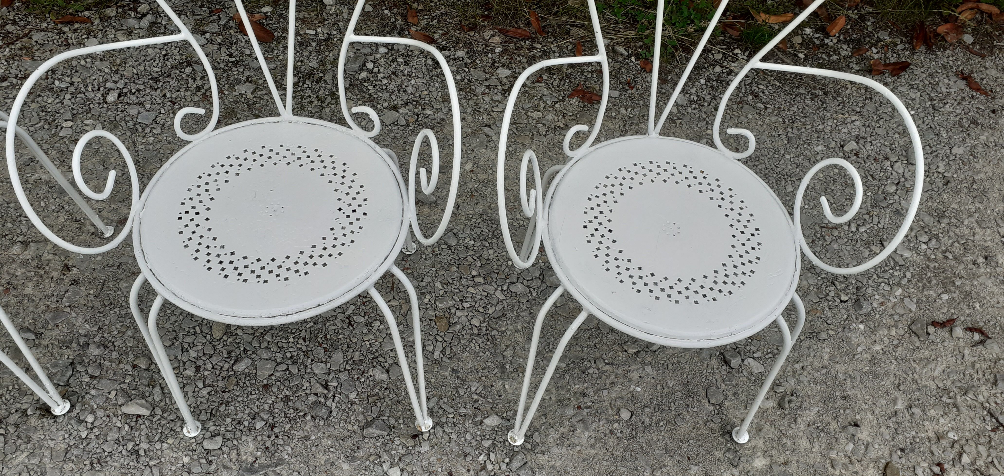 Garden furniture 1 table 4 armchairs in old white wrought iron.