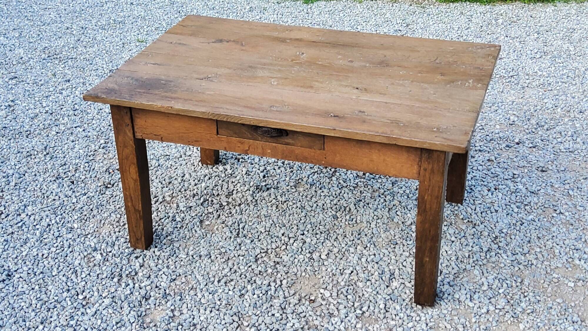 Oak farmhouse coffee table with spindle legs and one drawer, late 19th century