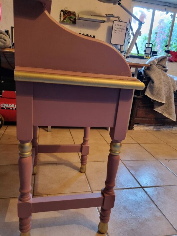Petit bureau vintage relooké vieux rose et doré