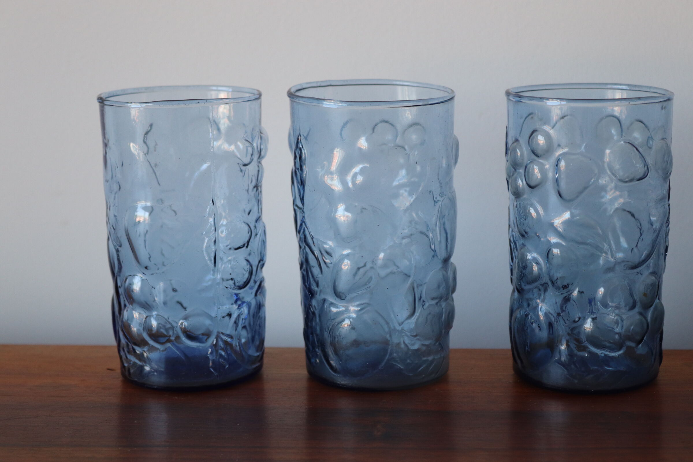5 glasses blue decorations vintage fruits