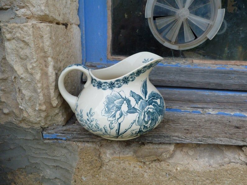 Jug in faience motifs flowers and insects