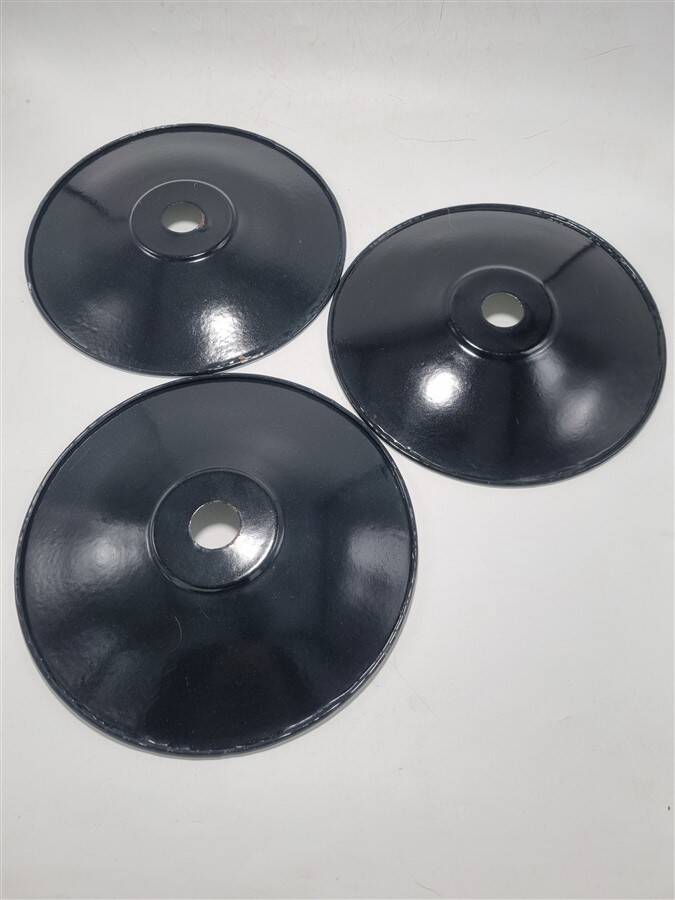 Suspensions in black enamelled sheet metal