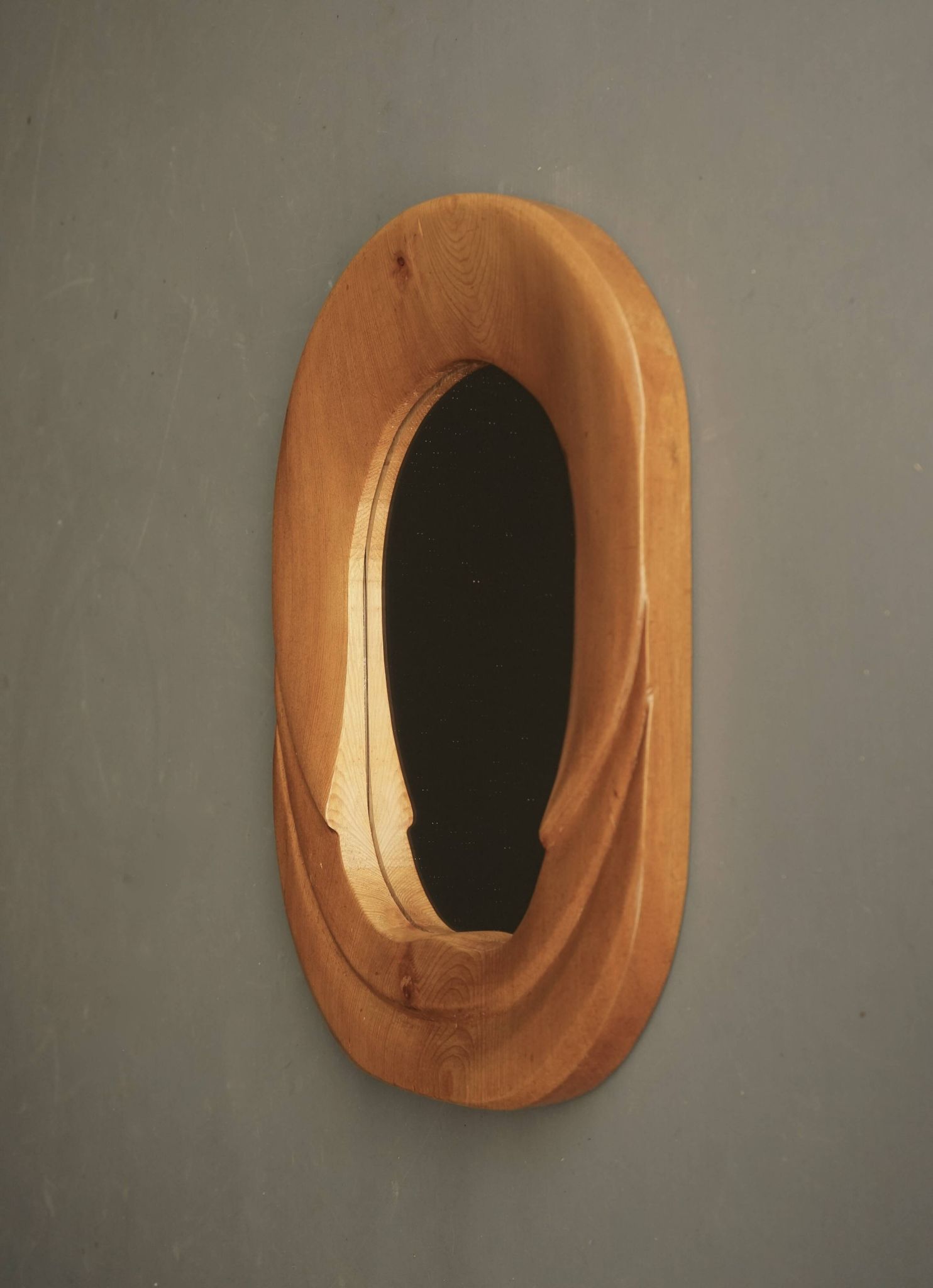 Miroir mural en pin anthroposophique du milieu du siècle, années 1970