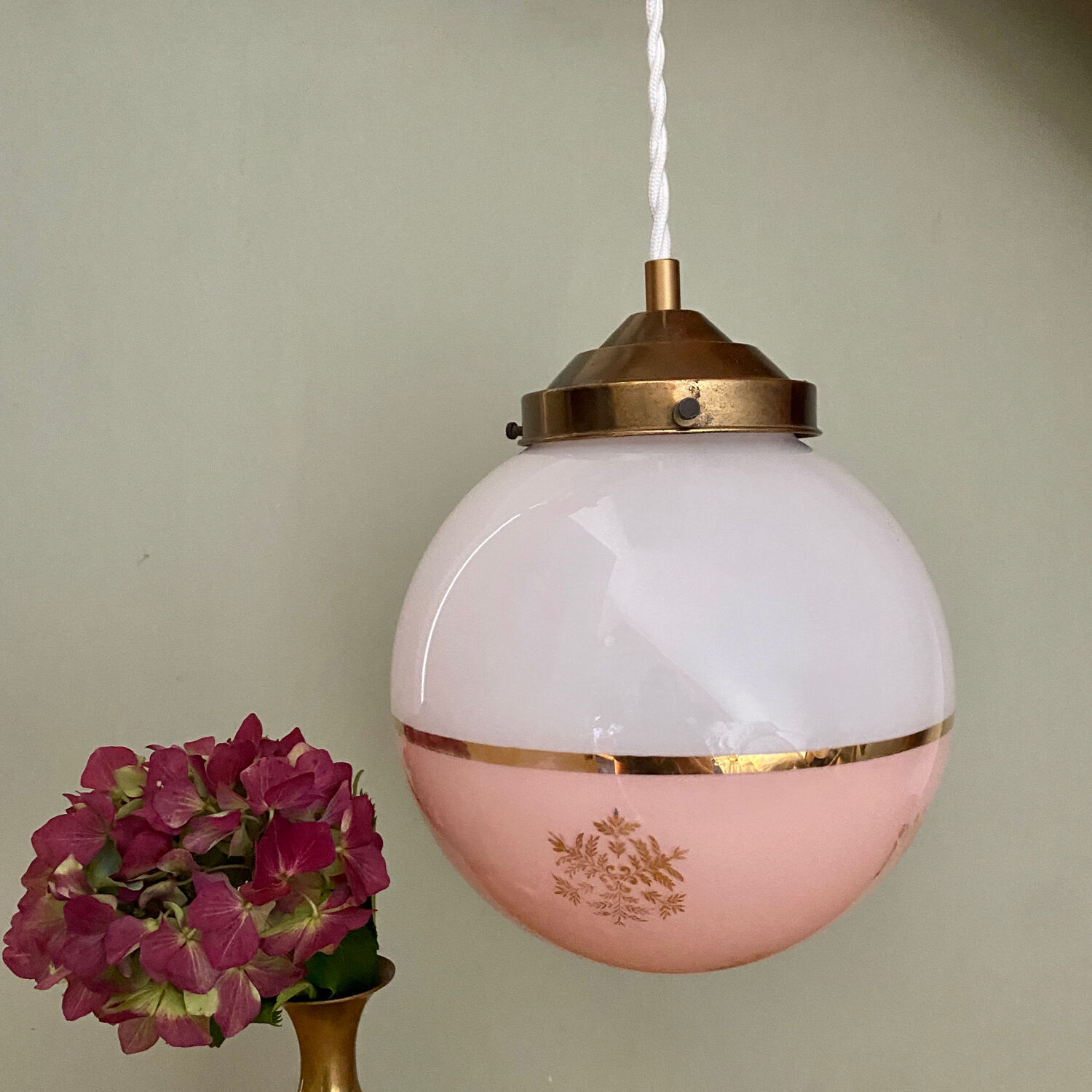 Suspension globe vintage en opaline blanche et rose