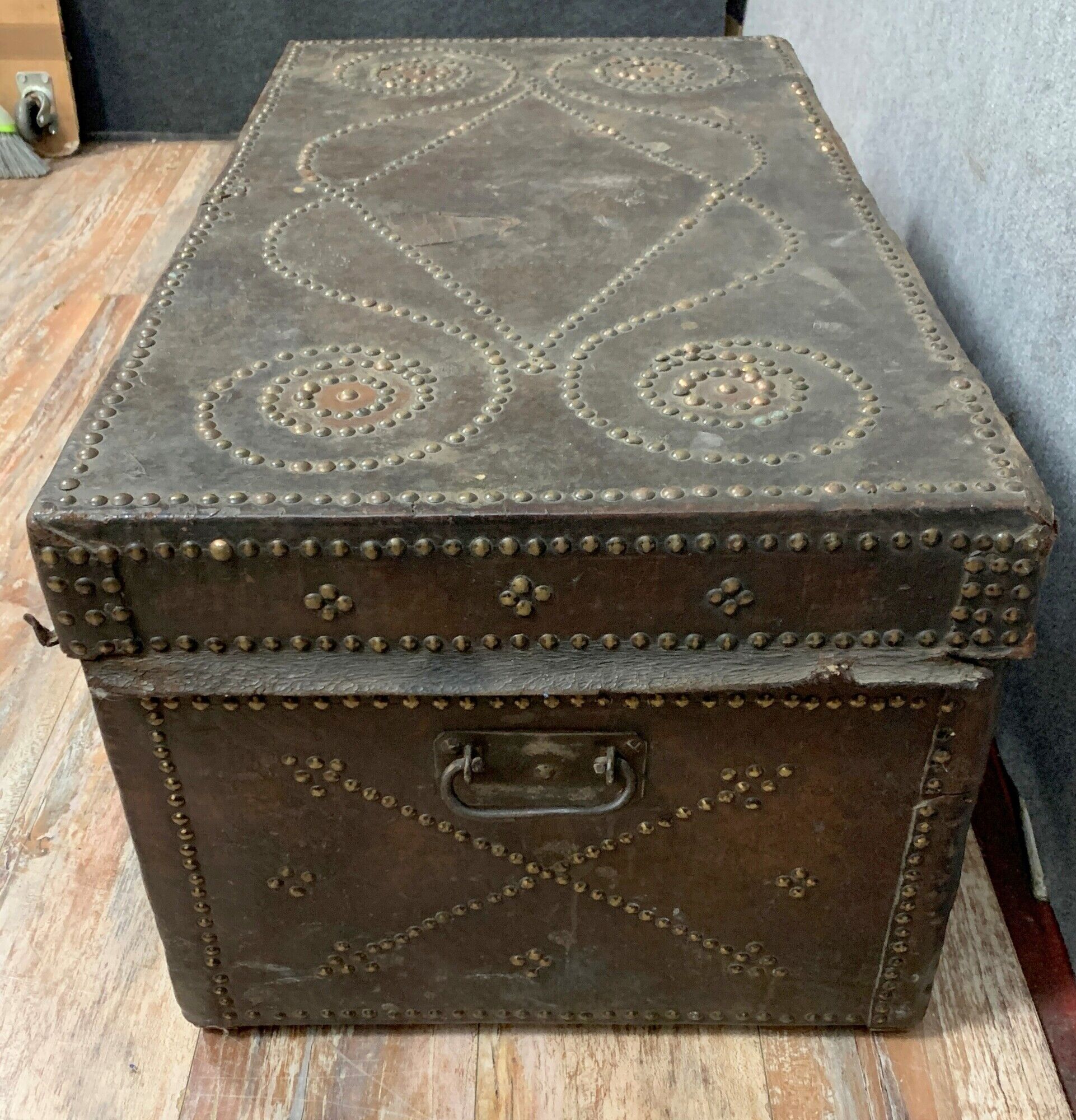 Carriage chest period 18th century in studded leather around 1750