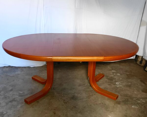 Table ronde en teck a 2 rallonges des années 70