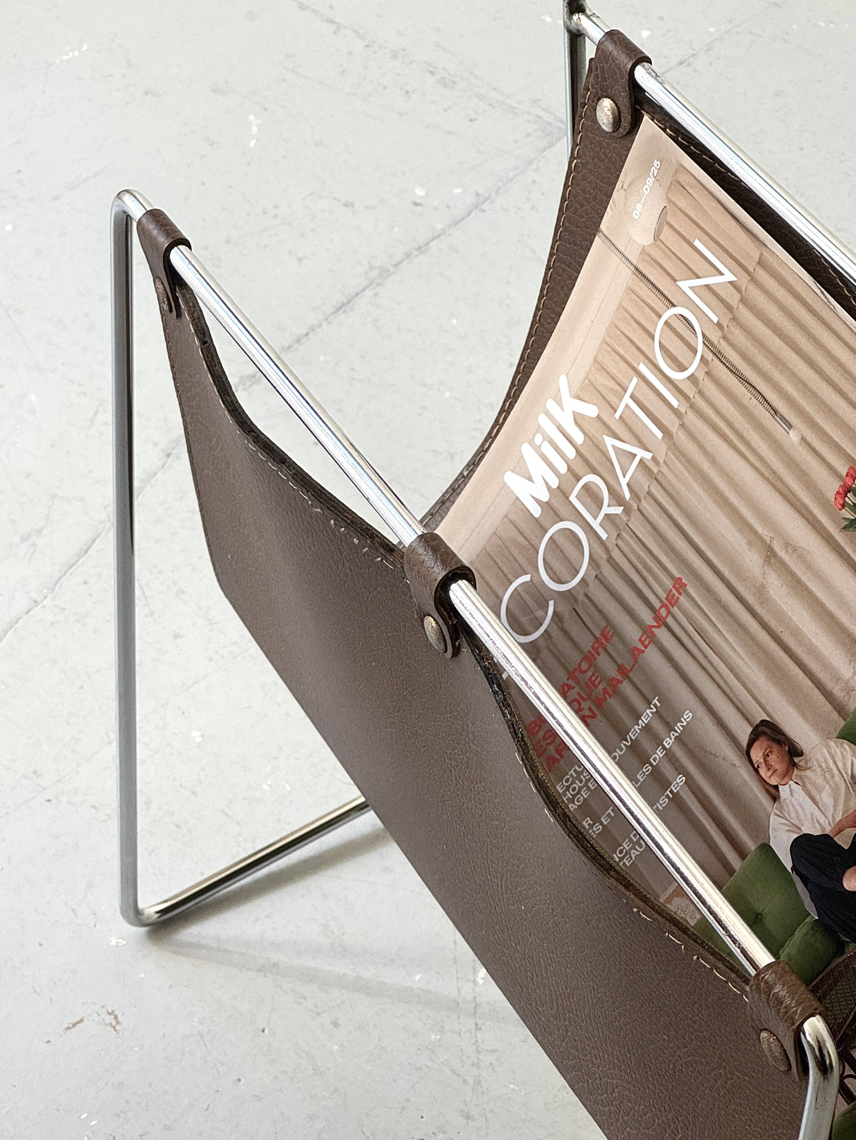 Modernist magazine rack in brown leather & chrome wire metal – 1970 design