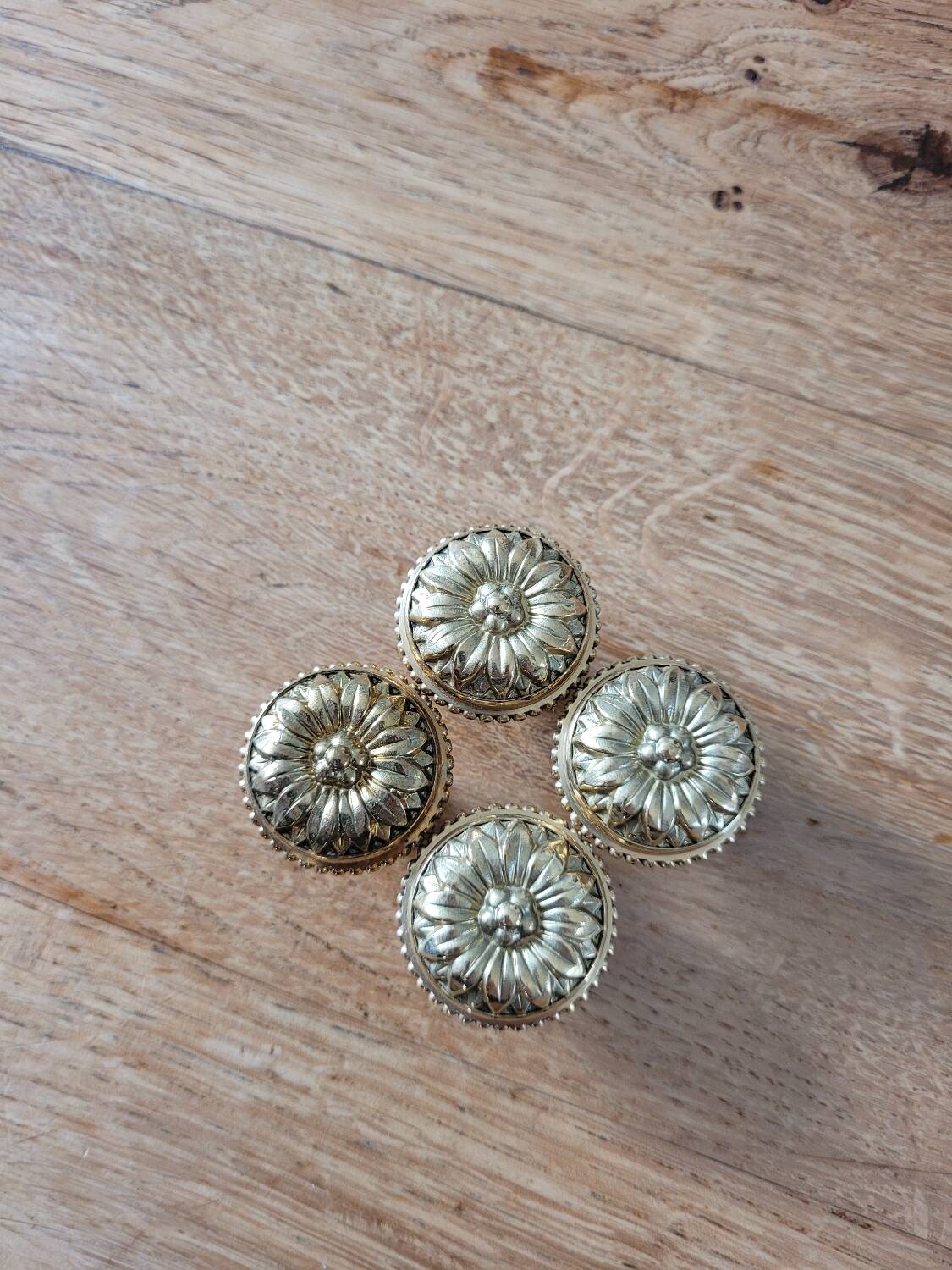 Boutons de meuble Louis XVI en laiton